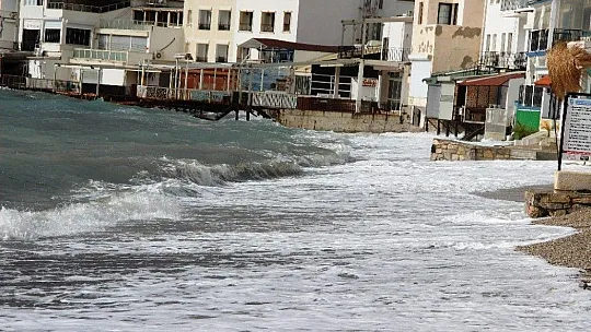Bodrum'da çıkan fırtına milyonluk tekneyi alabora etti