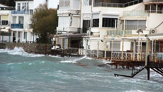 Bodrum'da çıkan fırtına milyonluk tekneyi alabora etti