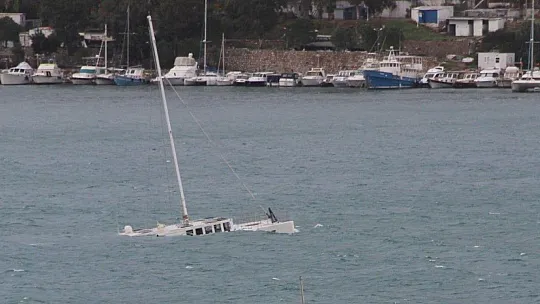 Bodrum'da çıkan fırtına milyonluk tekneyi alabora etti
