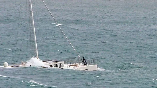 Bodrum'da çıkan fırtına milyonluk tekneyi alabora etti