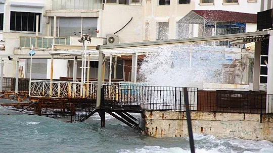 Bodrum'da çıkan fırtına milyonluk tekneyi alabora etti