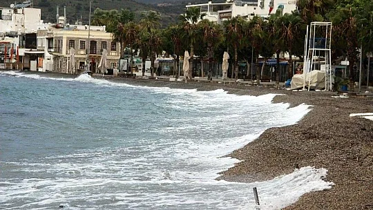 Bodrum'da çıkan fırtına milyonluk tekneyi alabora etti