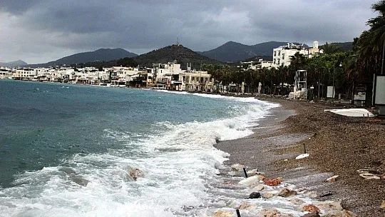 Bodrum'da çıkan fırtına milyonluk tekneyi alabora etti