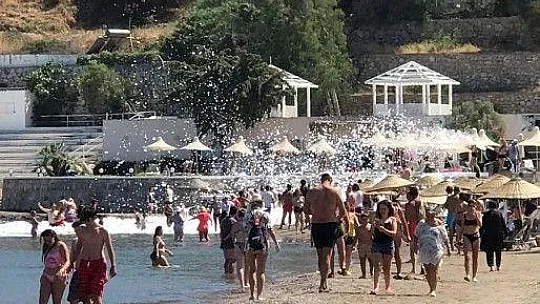 Bodrum'da denizde yapılan köpük partisi görenleri şoke etti