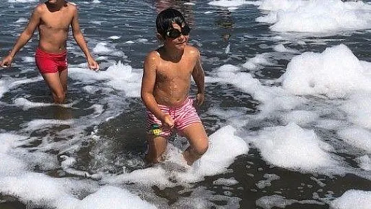 Bodrum'da denizde yapılan köpük partisi görenleri şoke etti