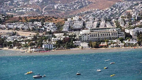Bodrum'da denizin rengi değişti, fırtınanın hızı 70 kilometreye ulaştı