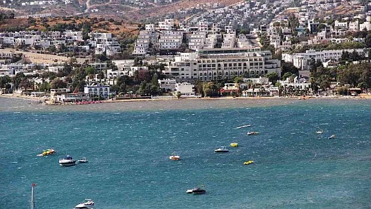 Bodrum'da denizin rengi değişti, fırtınanın hızı 70 kilometreye ulaştı