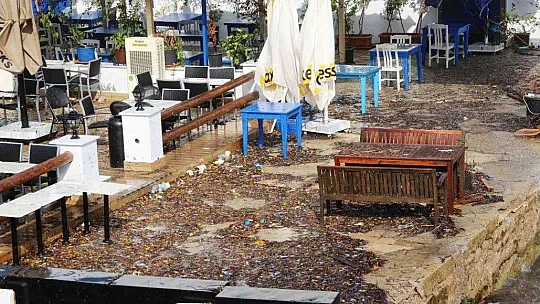 Bodrum'da denizin rengi değişti, fırtınanın hızı 70 kilometreye ulaştı