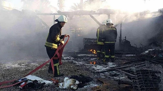 Bodrum'da depo alev alev yandı