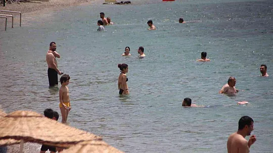 Bodrum'da dereceyi gören sahile koştu
