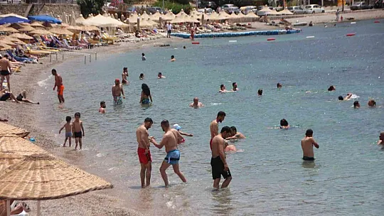 Bodrum'da dereceyi gören sahile koştu