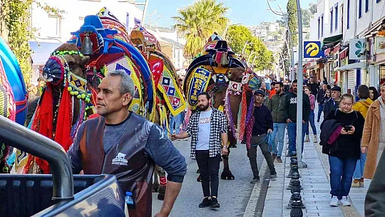 BODRUM'DA DEVELİ KORTEJ YÜRÜYÜŞÜ RENKLİ GÖRÜNTÜLER OLUŞTURDU