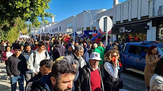 BODRUM'DA DEVELİ KORTEJ YÜRÜYÜŞÜ RENKLİ GÖRÜNTÜLER OLUŞTURDU