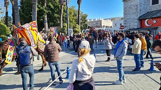 BODRUM'DA DEVELİ KORTEJ YÜRÜYÜŞÜ RENKLİ GÖRÜNTÜLER OLUŞTURDU