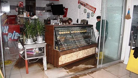 Bodrum'da dükkanlar sular altında kaldı