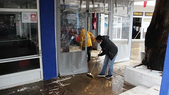 Bodrum'da dükkanlar sular altında kaldı