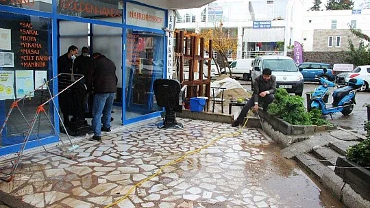 Bodrum'da dükkanlar sular altında kaldı