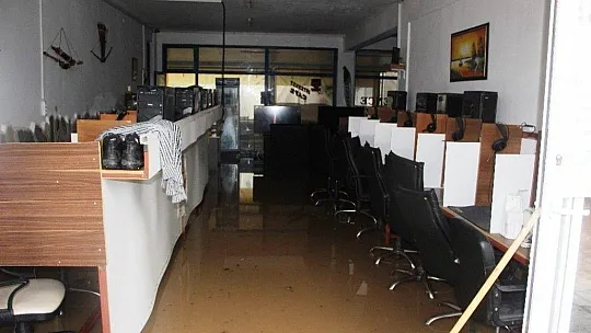 Bodrum'da dükkanlar sular altında kaldı