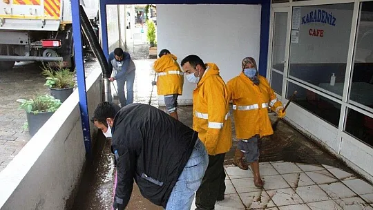 Bodrum'da dükkanlar sular altında kaldı