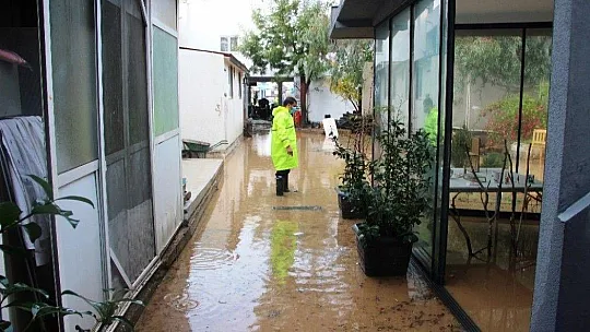 Bodrum'da dükkanlar sular altında kaldı
