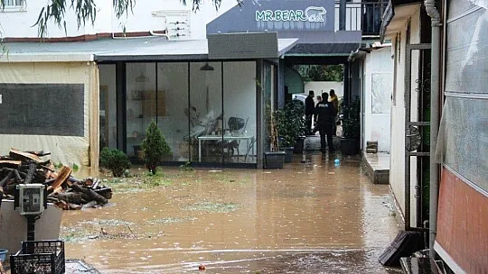 Bodrum'da dükkanlar sular altında kaldı