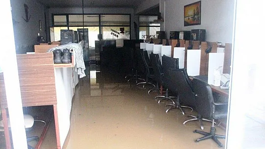 Bodrum'da dükkanlar sular altında kaldı