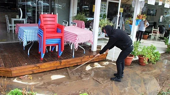 Bodrum'da dükkanlar sular altında kaldı