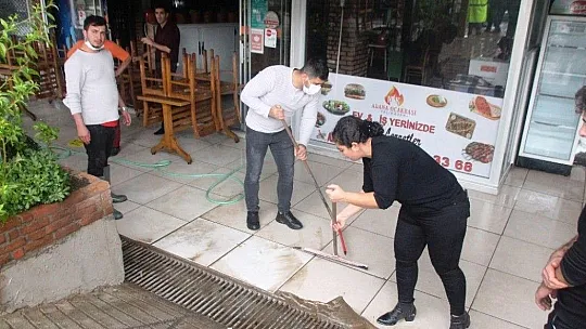 Bodrum'da dükkanlar sular altında kaldı