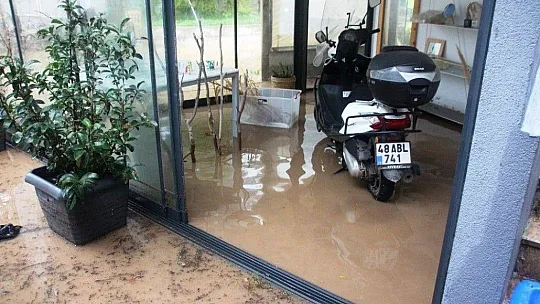 Bodrum'da dükkanlar sular altında kaldı