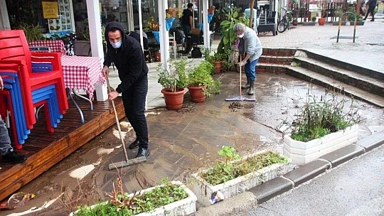 Bodrum'da dükkanlar sular altında kaldı