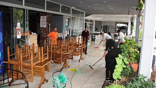 Bodrum'da dükkanlar sular altında kaldı