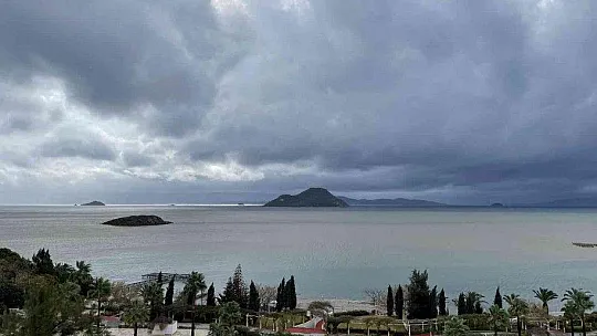 Bodrum'da ev ve iş yerlerini su bastı, deniz çamura dönüştü
