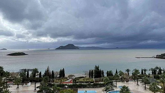 Bodrum'da ev ve iş yerlerini su bastı, deniz çamura dönüştü
