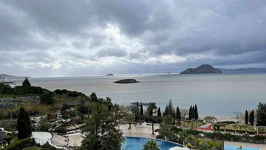 Bodrum'da ev ve iş yerlerini su bastı, deniz çamura dönüştü