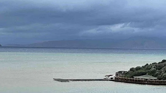 Bodrum'da ev ve iş yerlerini su bastı, deniz çamura dönüştü