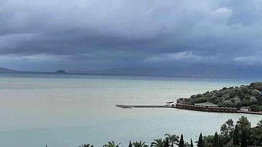 Bodrum'da ev ve iş yerlerini su bastı, deniz çamura dönüştü