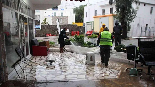 Bodrum'da ev ve iş yerlerini su bastı, deniz çamura dönüştü