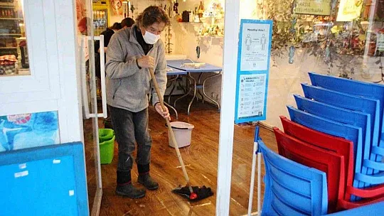 Bodrum'da ev ve iş yerlerini su bastı, deniz çamura dönüştü