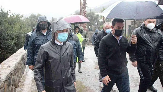 Bodrum'da ev ve iş yerlerini su bastı, deniz çamura dönüştü