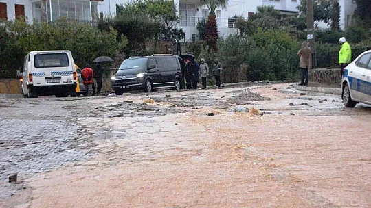 Bodrum'da ev ve iş yerlerini su bastı, deniz çamura dönüştü