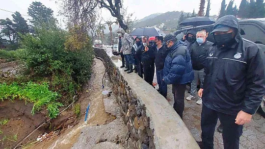 Bodrum'da ev ve iş yerlerini su bastı, deniz çamura dönüştü