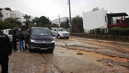 Bodrum'da ev ve iş yerlerini su bastı, deniz çamura dönüştü