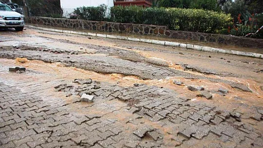 Bodrum'da ev ve iş yerlerini su bastı, deniz çamura dönüştü