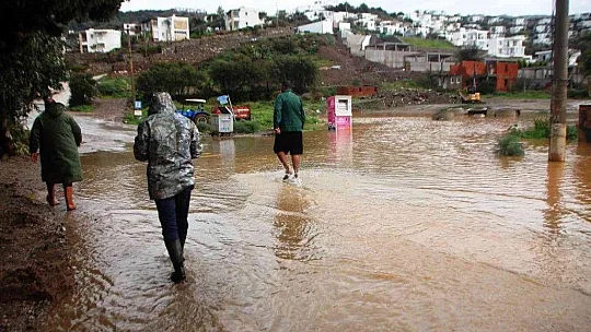 Bodrum'da ev ve iş yerlerini su bastı, deniz çamura dönüştü
