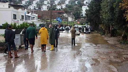 Bodrum'da ev ve iş yerlerini su bastı, deniz çamura dönüştü
