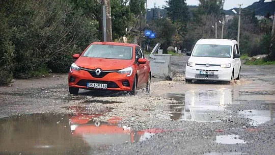 Bodrum'da ev ve iş yerlerini su bastı, deniz çamura dönüştü