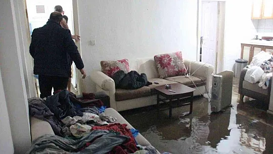Bodrum'da ev ve iş yerlerini su bastı, deniz çamura dönüştü
