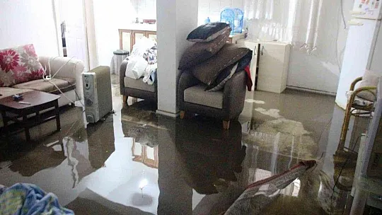 Bodrum'da ev ve iş yerlerini su bastı, deniz çamura dönüştü