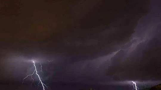 Bodrum'da ev ve iş yerlerini su bastı, deniz çamura dönüştü