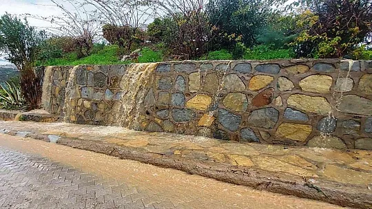Bodrum'da ev ve iş yerlerini su bastı, deniz çamura dönüştü